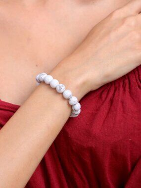 603. Women's Howlite 8mm Stretchy Bracelet NEW